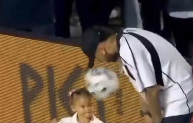 Neymar khó chịu ra mặt khi con gái bị bóng rơi trúng đầu